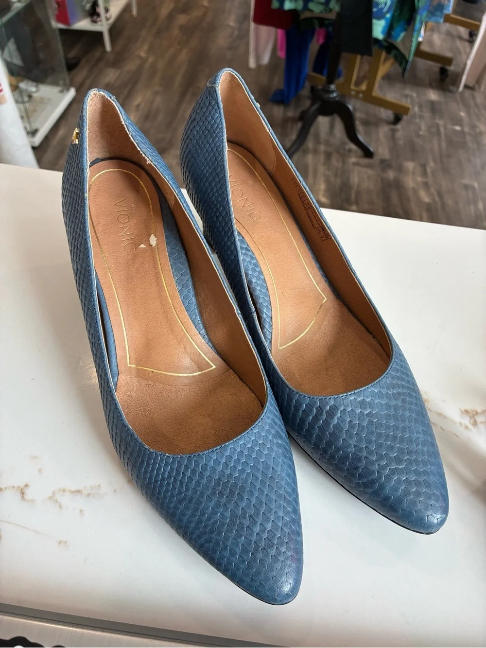 Vionic Blue snakeskin Textured Mid-Heel Pumps like new